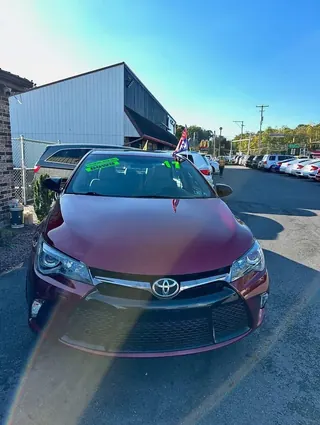 2017 Toyota Camry SE photo 2