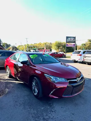 2017 Toyota Camry SE photo 3