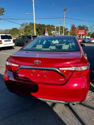 2017 Toyota Camry SE photo 5