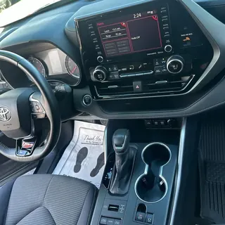2020 Toyota Highlander LE photo 10