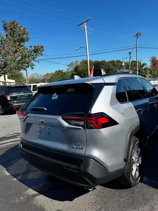 2022 Toyota RAV4 LE photo 4