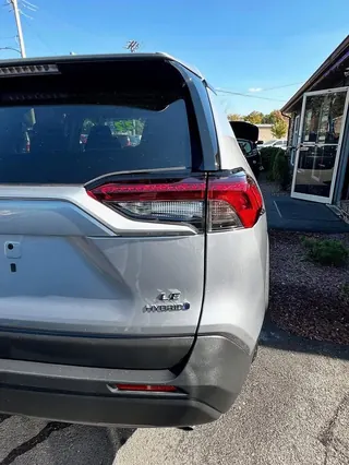 2022 Toyota RAV4 LE photo 5